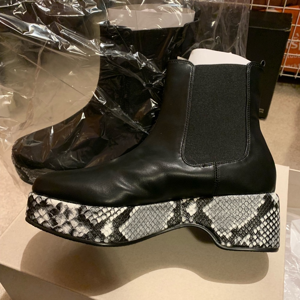 Black boots with snake print platform